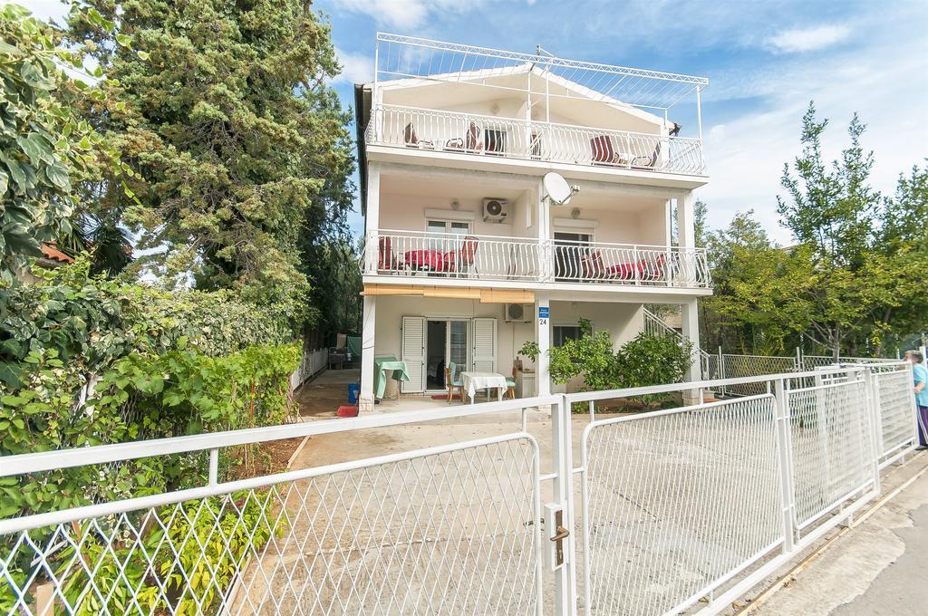 Apartments Luca 로고즈니차 외부 사진